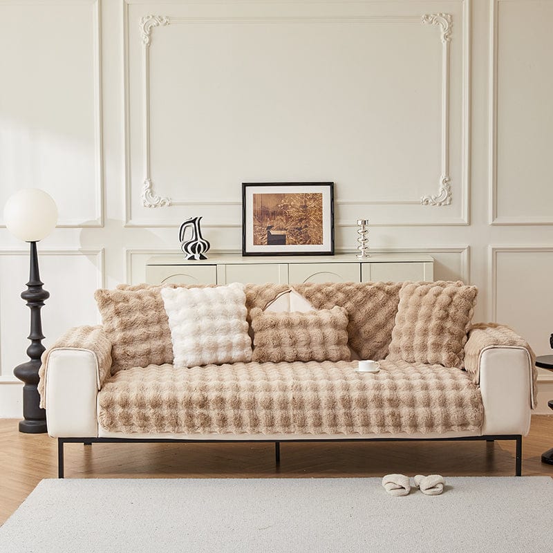 EasyCover-Sofabezug aus wattiertem Kunstfell, Camelbeige Noppen, auf einem Sofa