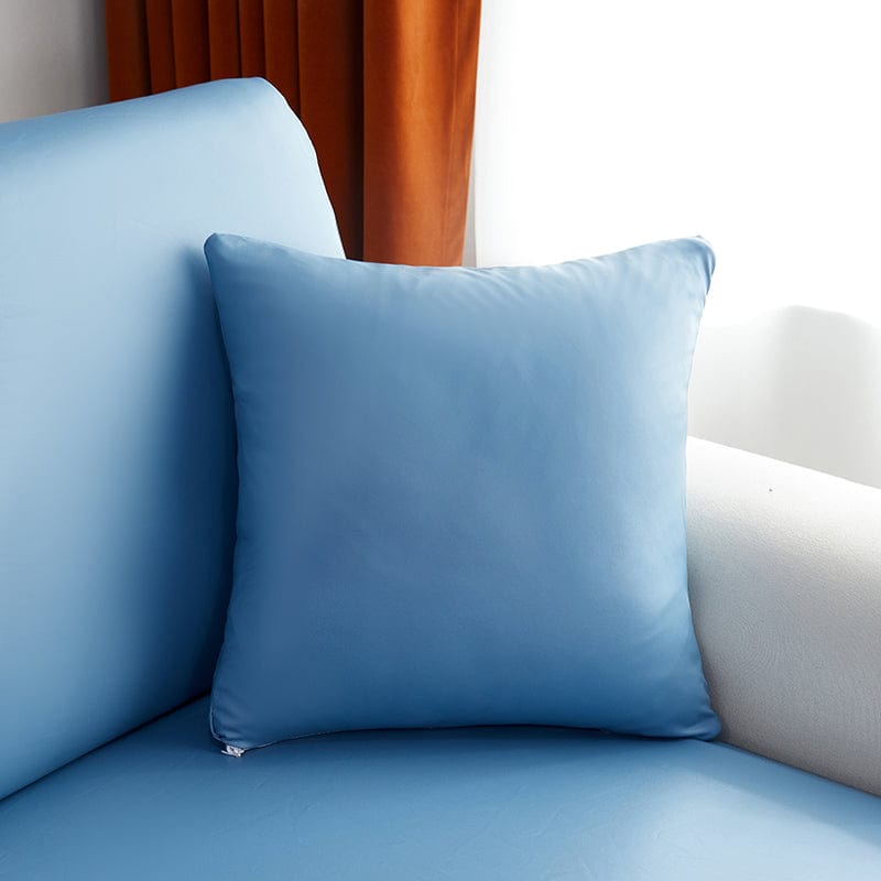 Kissenbezug aus Kunstleder 40 × 40 cm — 1 Stück, Azurblau, auf einem Sofa