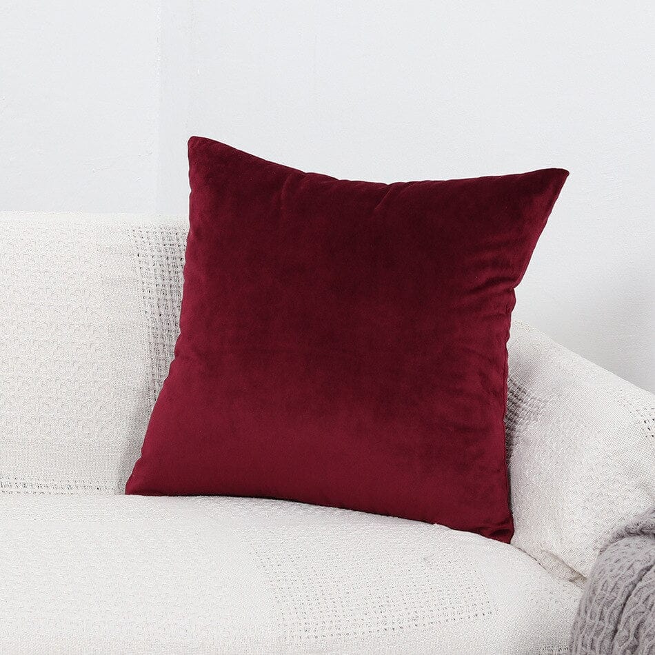 Kissenbezüge aus Samt 45 × 45 cm — 2er-Set, Karminrot, auf einem Sofa