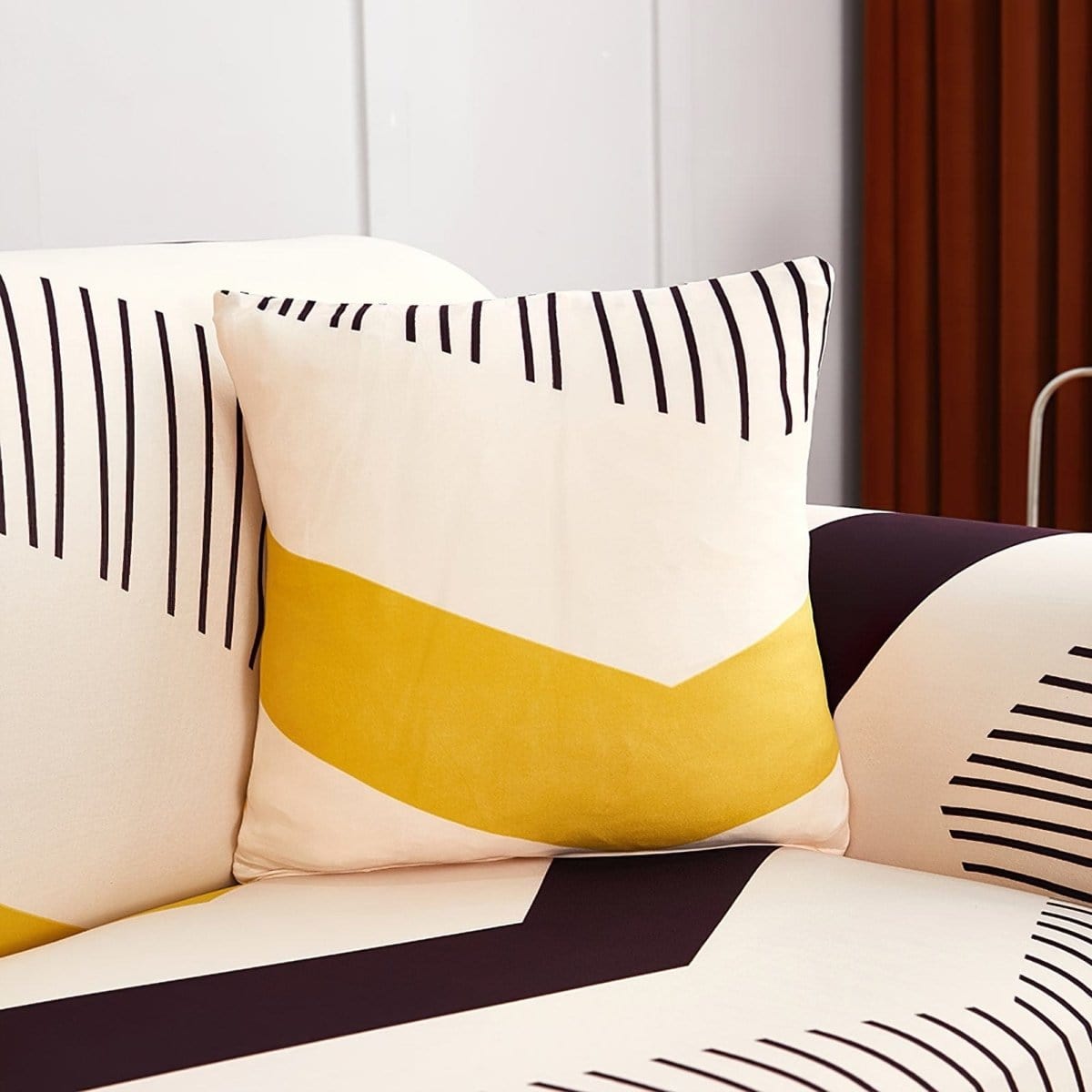 Stretch-Kissenbezüge 45 × 45 cm — 2er-Set, Ecru mit gelbem Chevron, auf einem Sofa