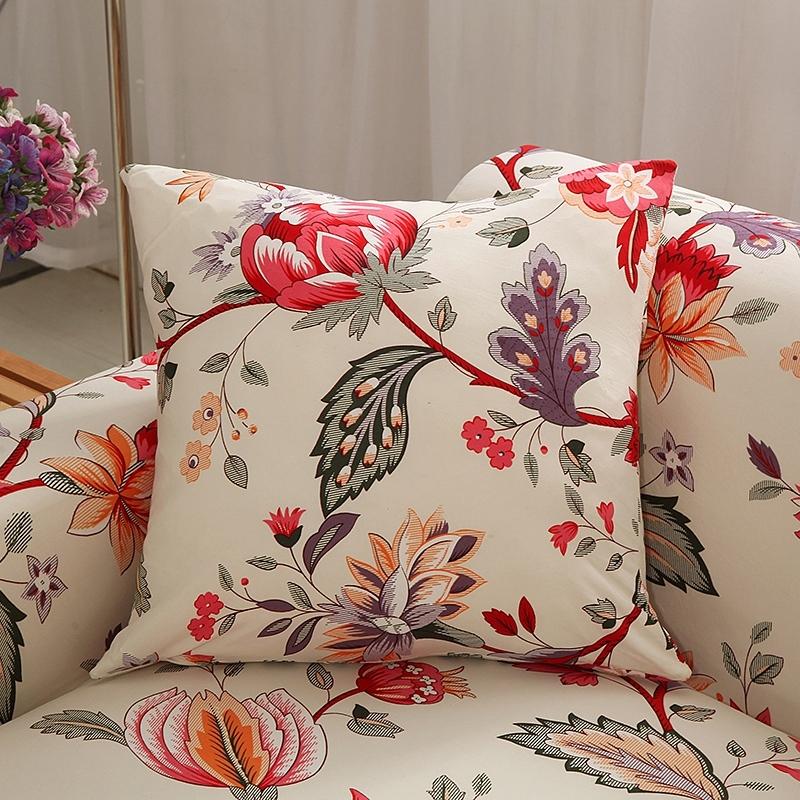 Stretch-Kissenbezüge 45 × 45 cm — 2er-Set, Ecru mit rotem Blumenmuster, auf einem Sofa