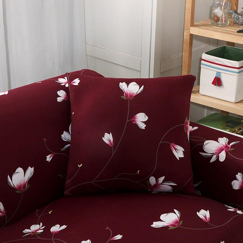 Stretch-Kissenbezug 45 × 45 cm — 1 Stück, Bordeaux Blumenmuster, auf einem Sofa