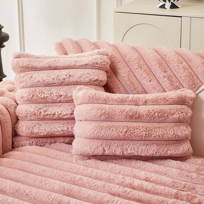 EasyCover-Kissenbezug aus Kunstfell — 1 Stück, Rosa Streifen, auf einem Sofa