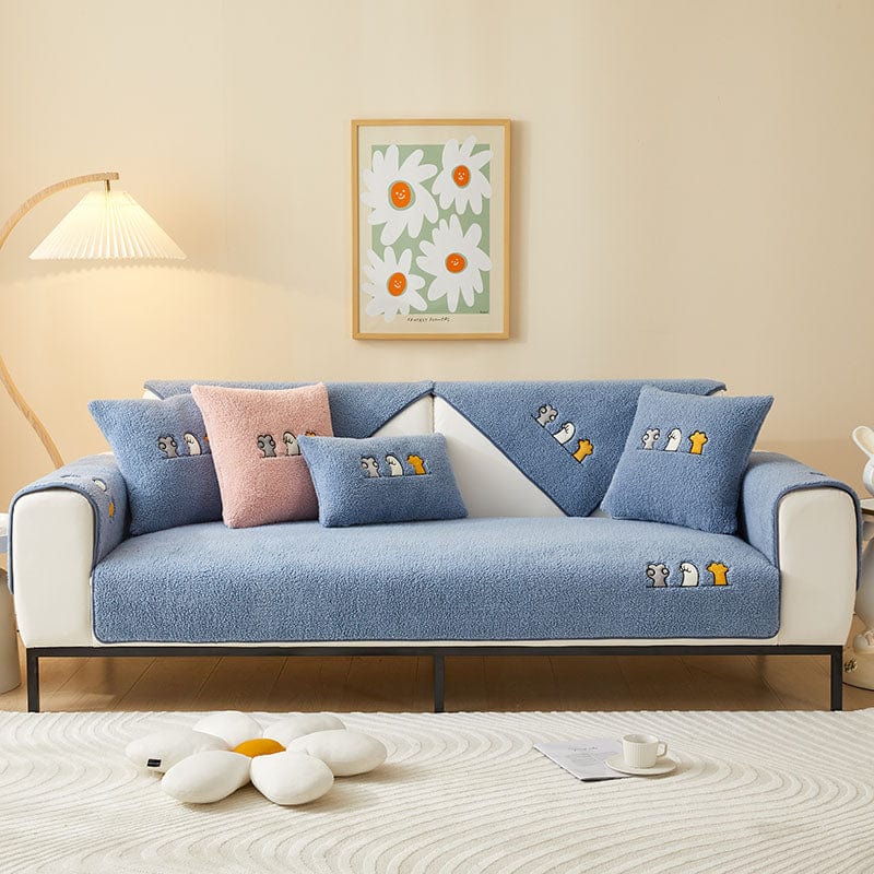 EasyCover-Sofabezug aus Teddy-Bouclé mit Katzenstickerei, Blau Teddy, auf einem Sofa