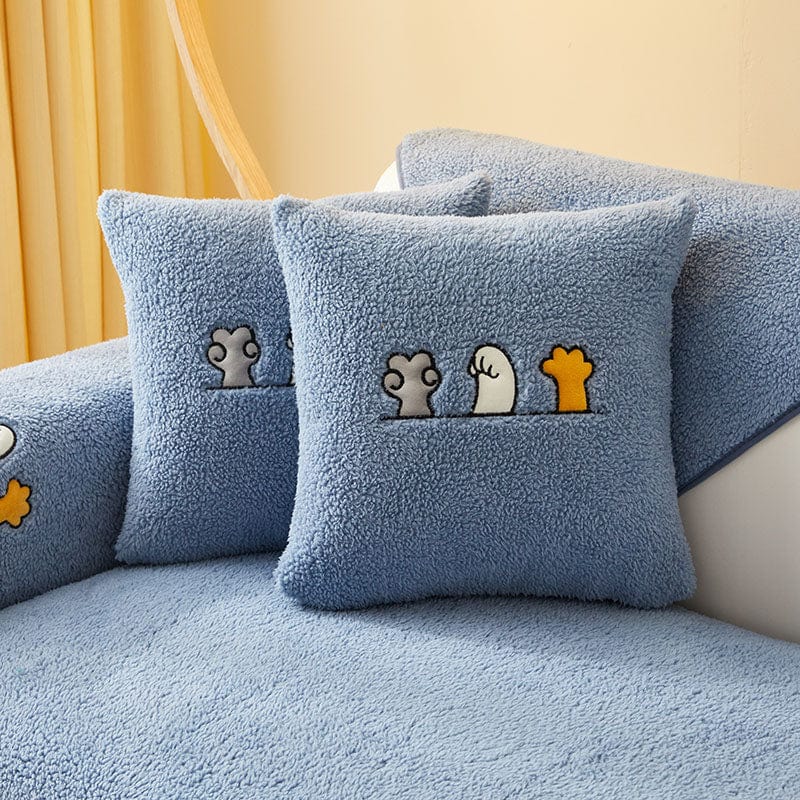 EasyCover-Kissenbezug aus Teddy-Bouclé mit Katzenstickerei — 1 Stück, Blau Teddy, auf einem Sofa
