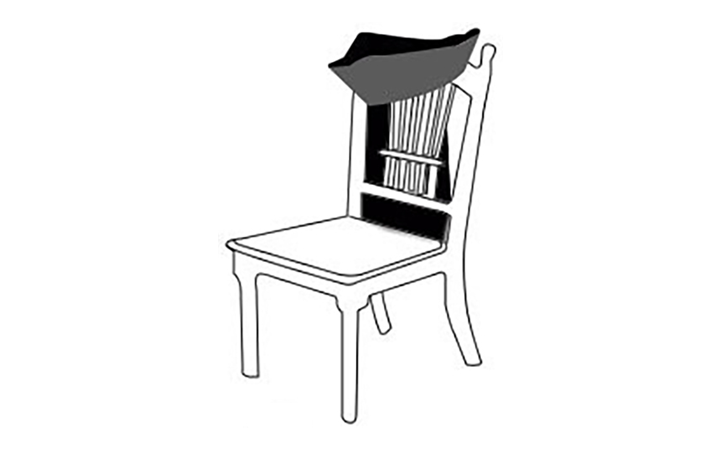 Poser la housse sur le haut du dossier de la chaise